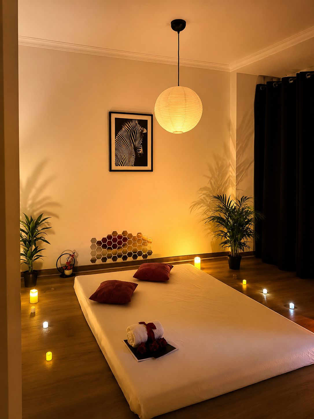 Sala de masaje erótico tántrico con pétalos de rosa, velas y aromaterapia en Málaga