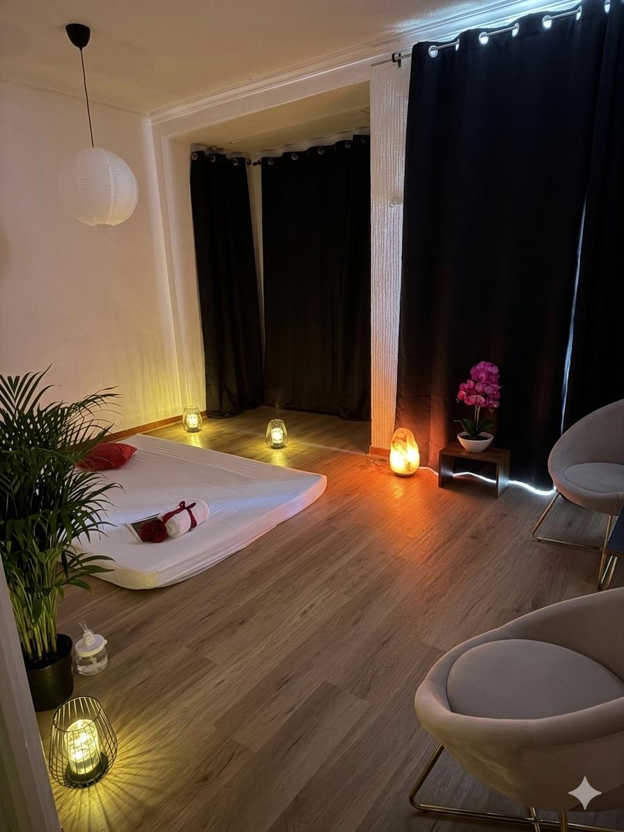 Sala de masaje tántrico con tatami japonés, lámpara de sal y luz cálida en Velvet Touch Málaga