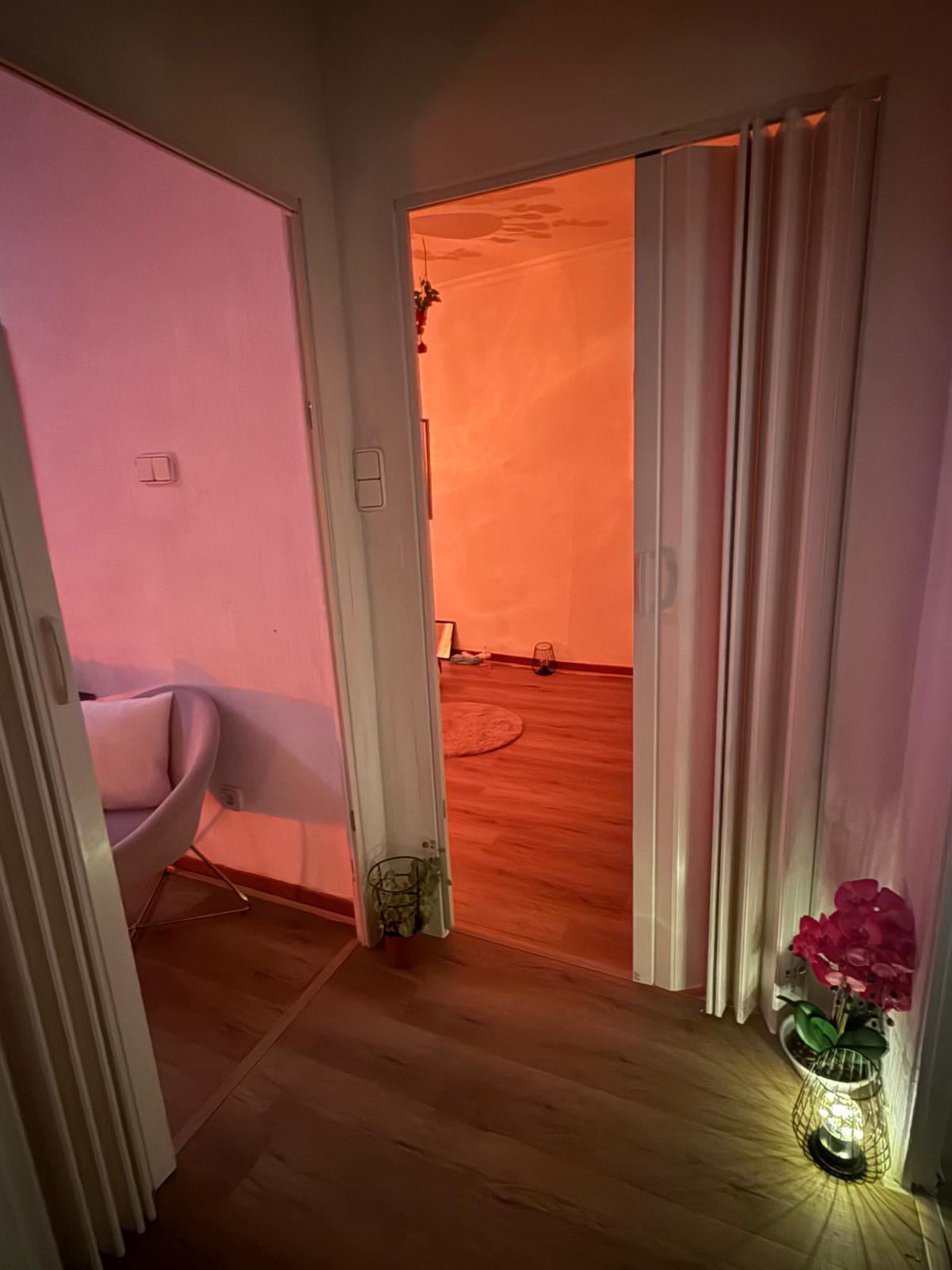 Sala principal de masajes tántricos y eróticos en Velvet Touch Málaga con tatami y luz ambiente